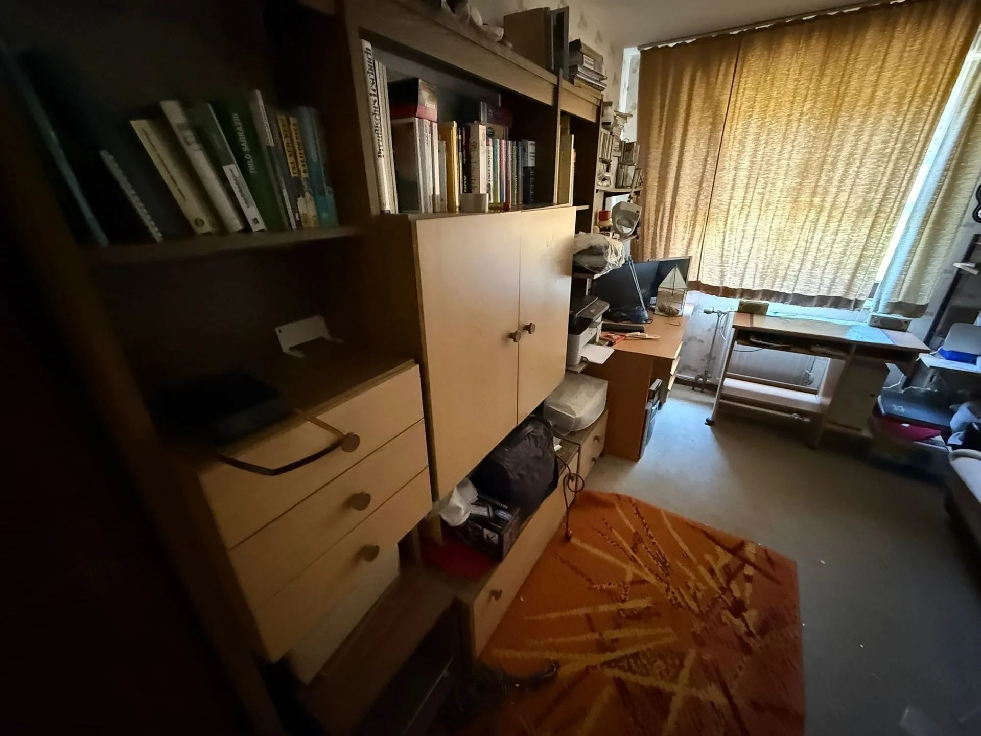 Arbeitszimmer mit Schrank und Regal vor der Entrümpelung in Duisburg