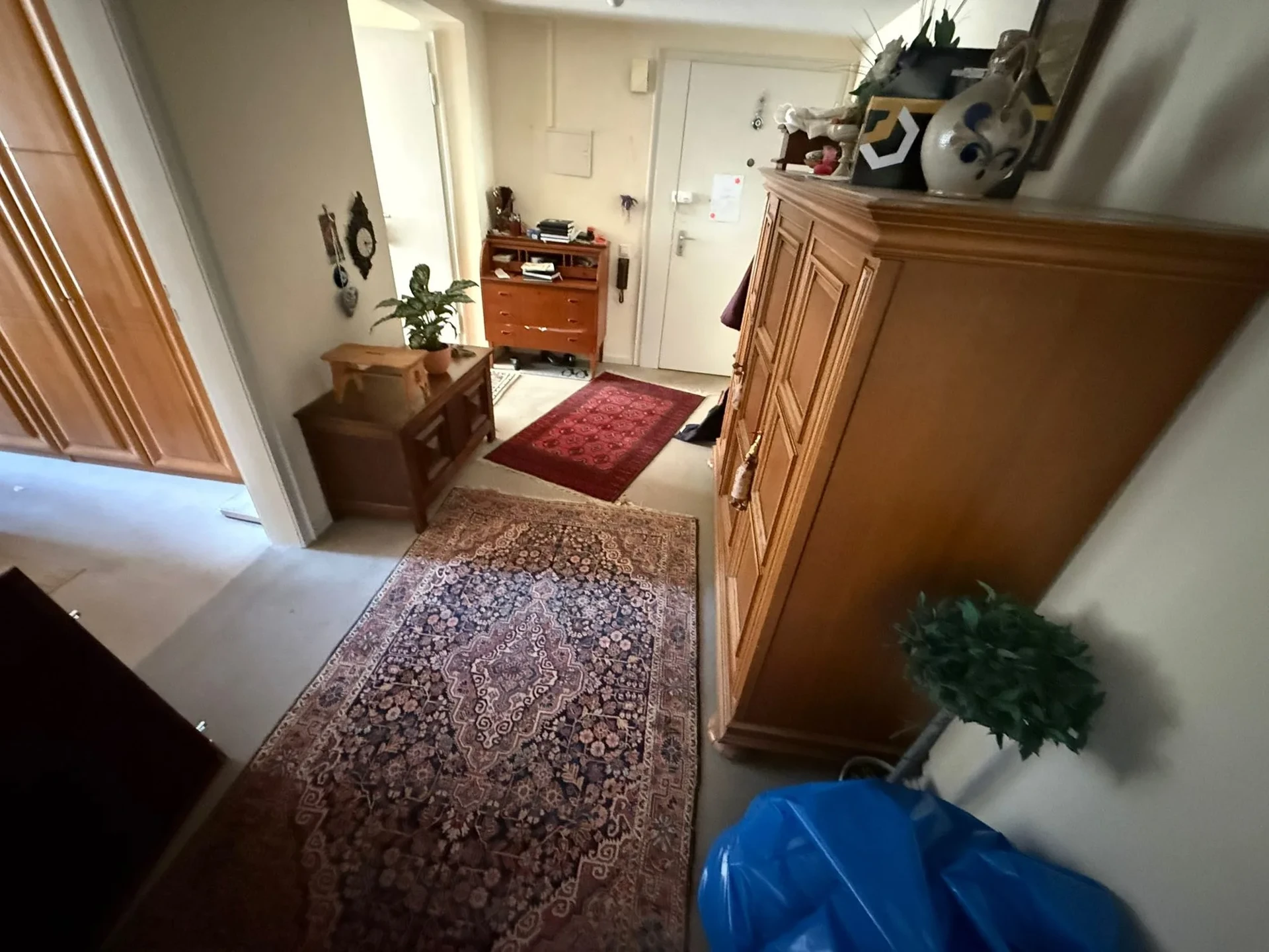 Schrank, Kommode und Teppiche im Flur vor der Sperrgut-Entsorgung durch die Rümpelmannschaft in Duisburg
