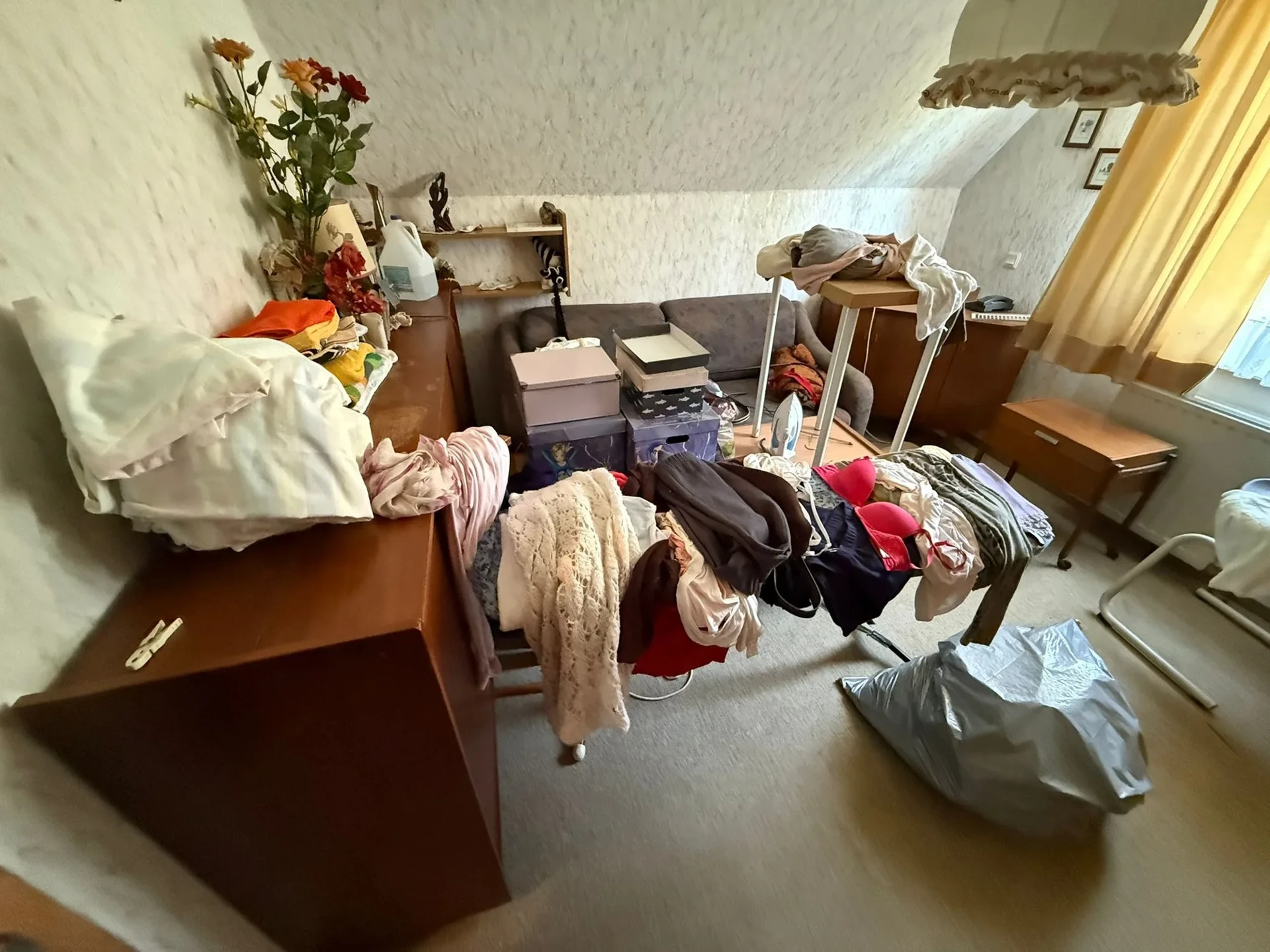 Zimmer mit Kleidung, Kommode und Hausrat vor der Wohnungsauflösung in Duisburg - Vorher-Foto der Rümpelmannschaft