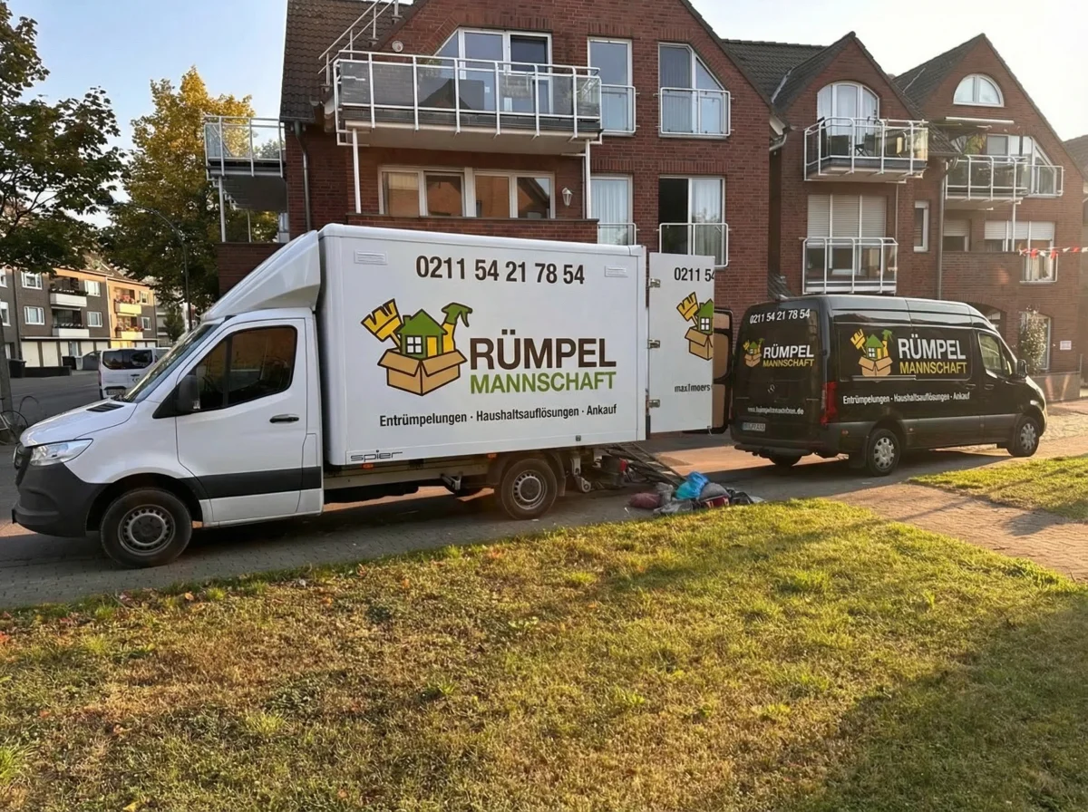 Rümpelmannschaft Fuhrpark - zwei Transporter für fachgerechte Entsorgung bei Entrümpelung Düsseldorf