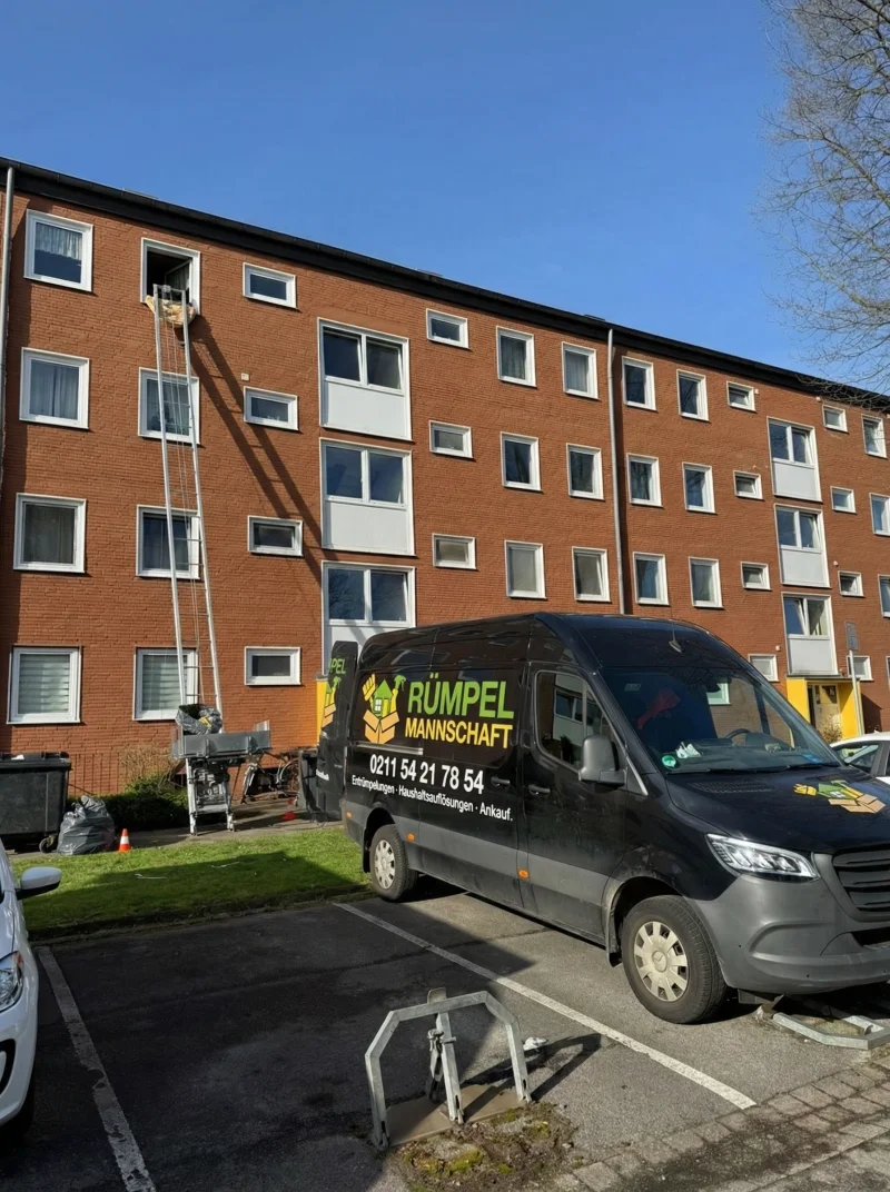 Rümpelmannschaft Transporter mit Möbellift bei kurzfristiger Entrümpelung in Düsseldorf