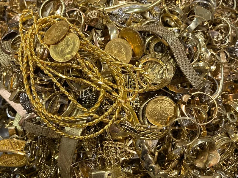 Goldschmuck Wertanrechnung bei Entrümpelung Düsseldorf - Rümpelmannschaft