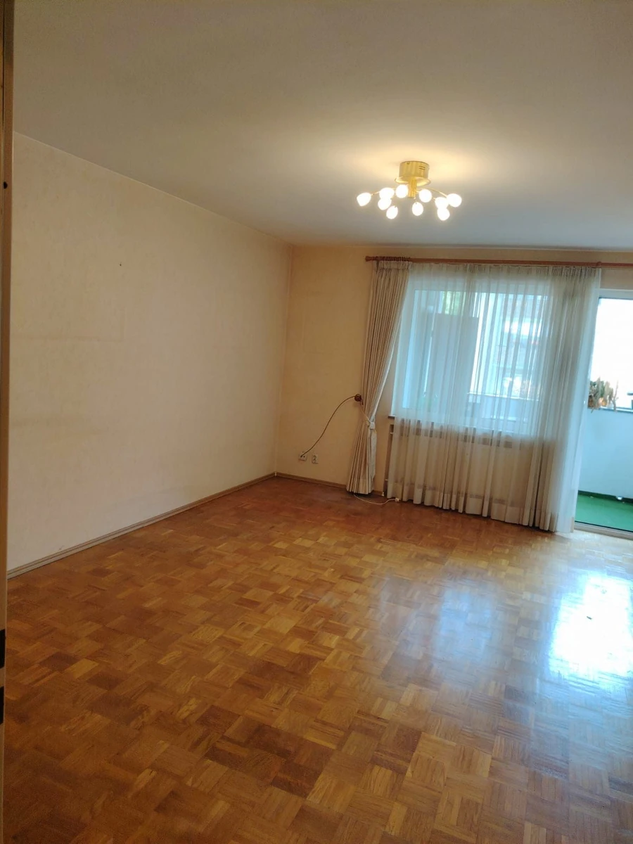 Geräumtes Wohnzimmer mit Parkettboden nach der Entrümpelung in Köln