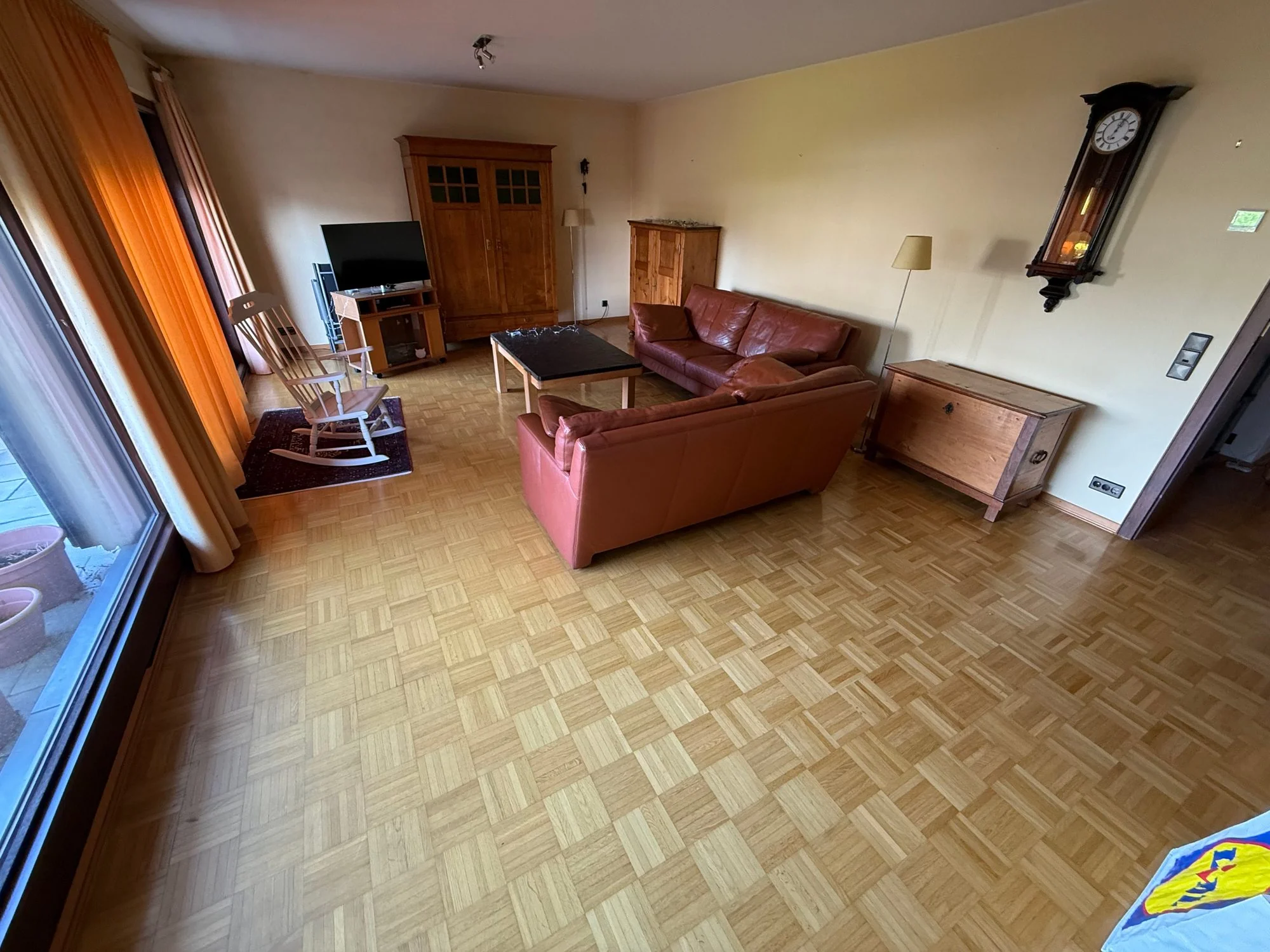 Wohnzimmer mit Möbeln vor der Räumung beim RM-Projekt in Duisburg.
