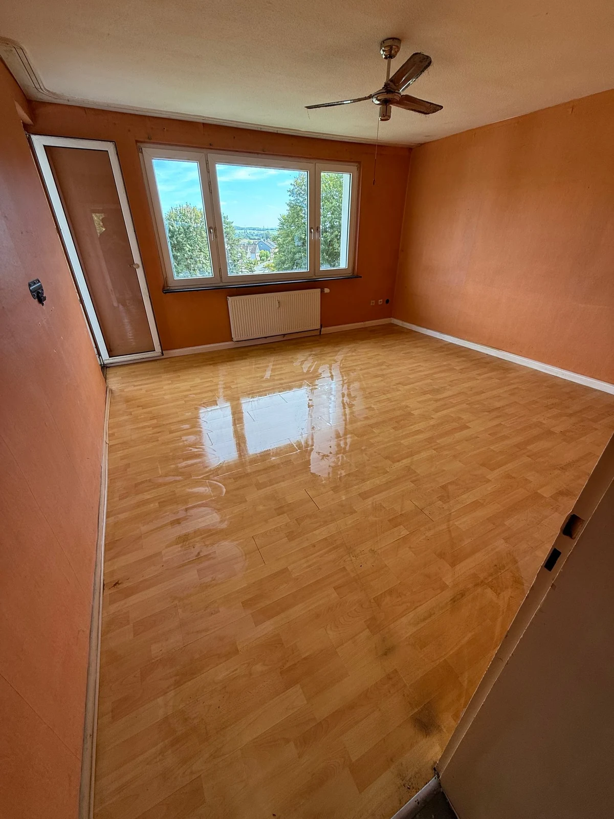 Dasselbe Wohnzimmer in Heiligenhaus nach der Räumung