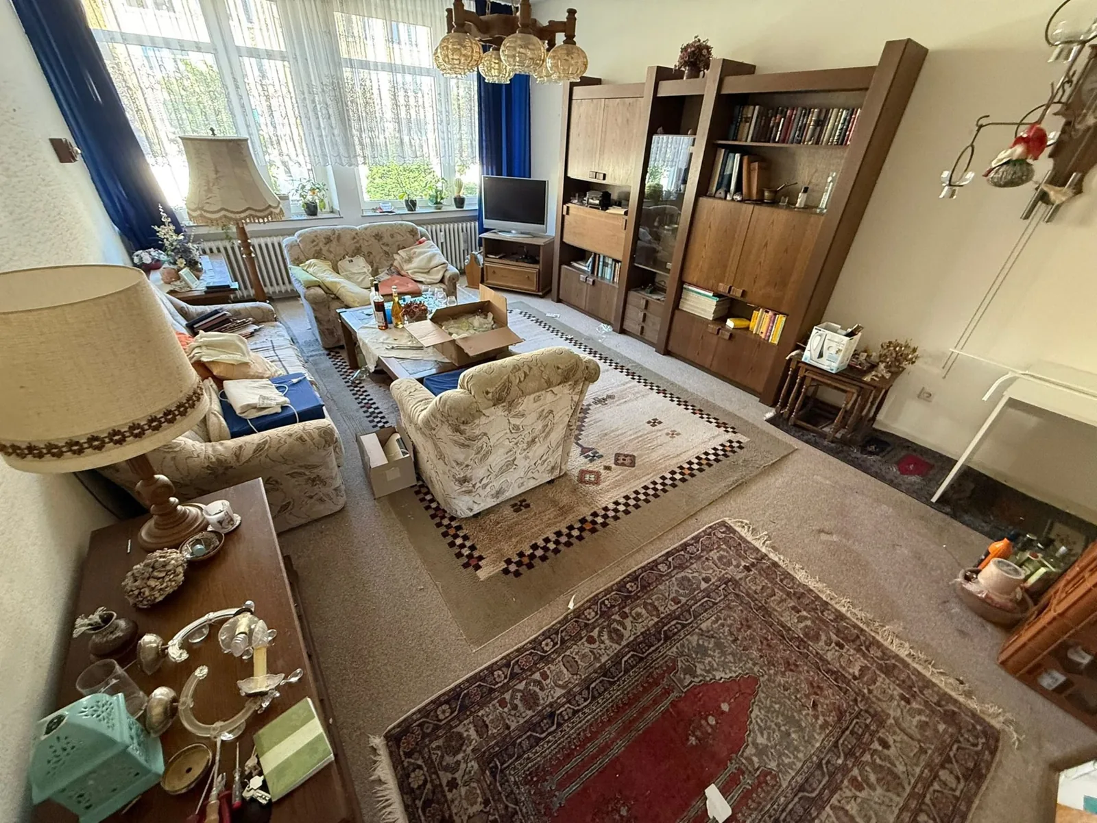 Wohnzimmer mit Schrankwand und Sesseln vor der Entrümpelung in Velbert