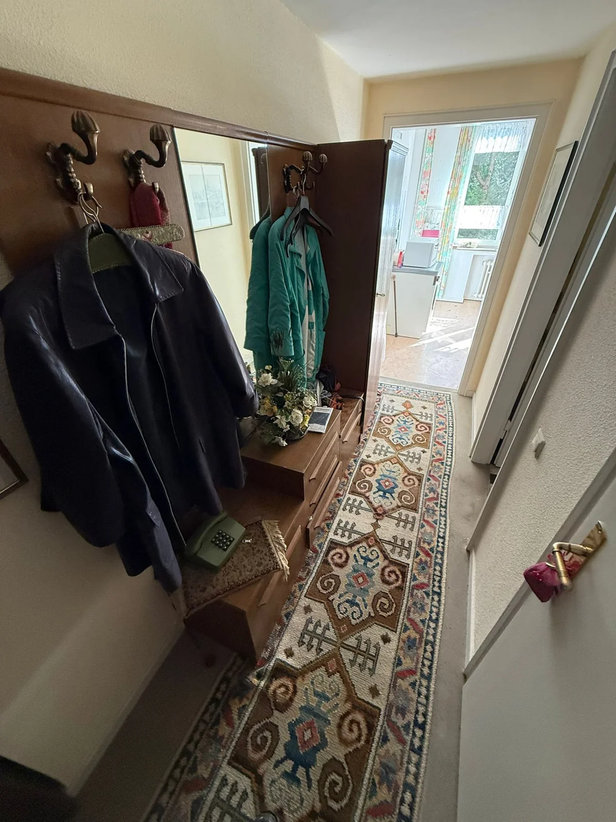 Flur mit Garderobe und Teppichen vor dem Abtransport durch die Rümpelmannschaft in Velbert