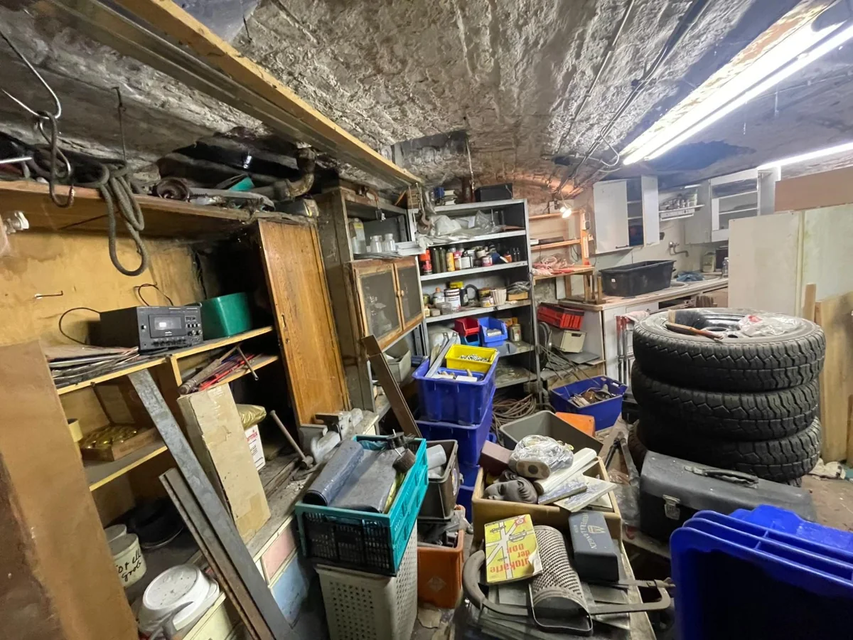 Echtes Projektfoto aus Köln: Überblick über einen Keller vor der Räumung.