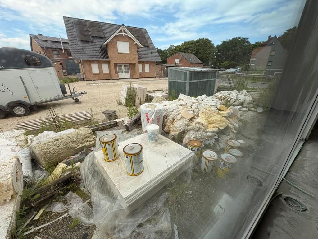Garten in Kaarst vor der Entrümpelung (Bild 1)