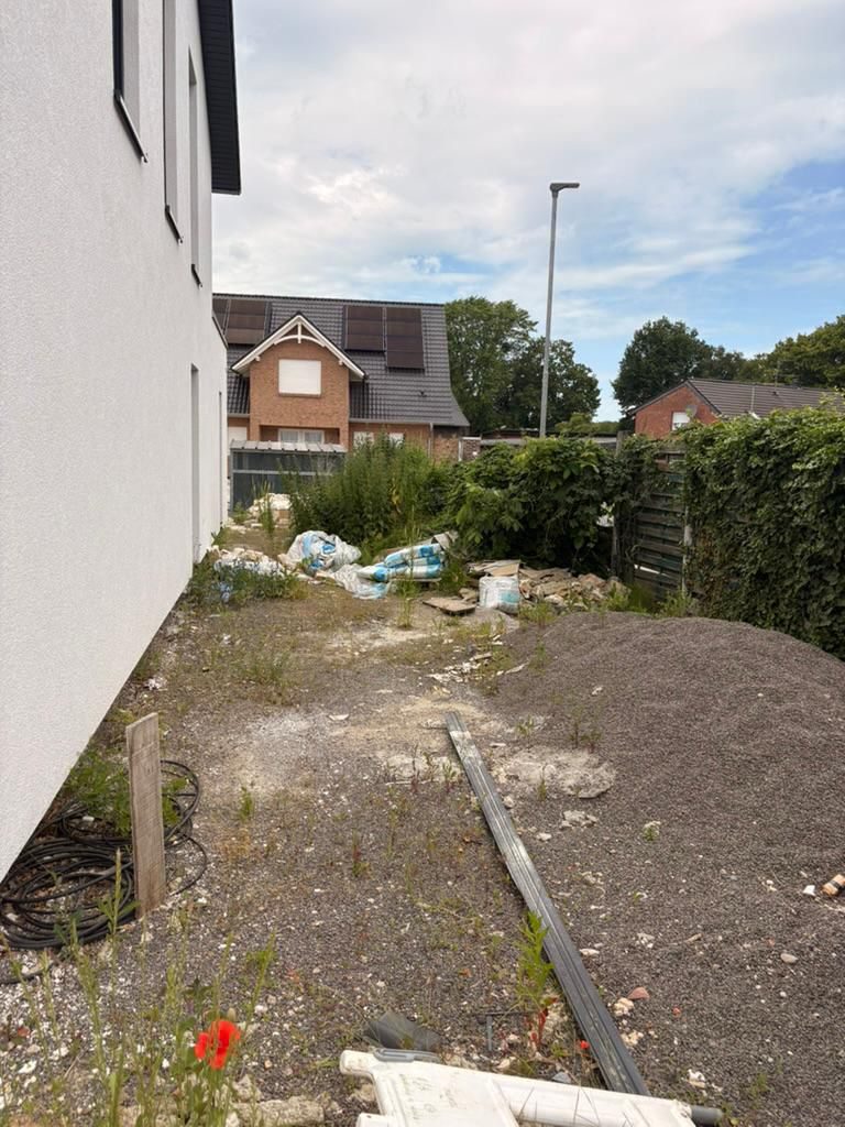 Garten in Kaarst vor der Entrümpelung (Bild 4)