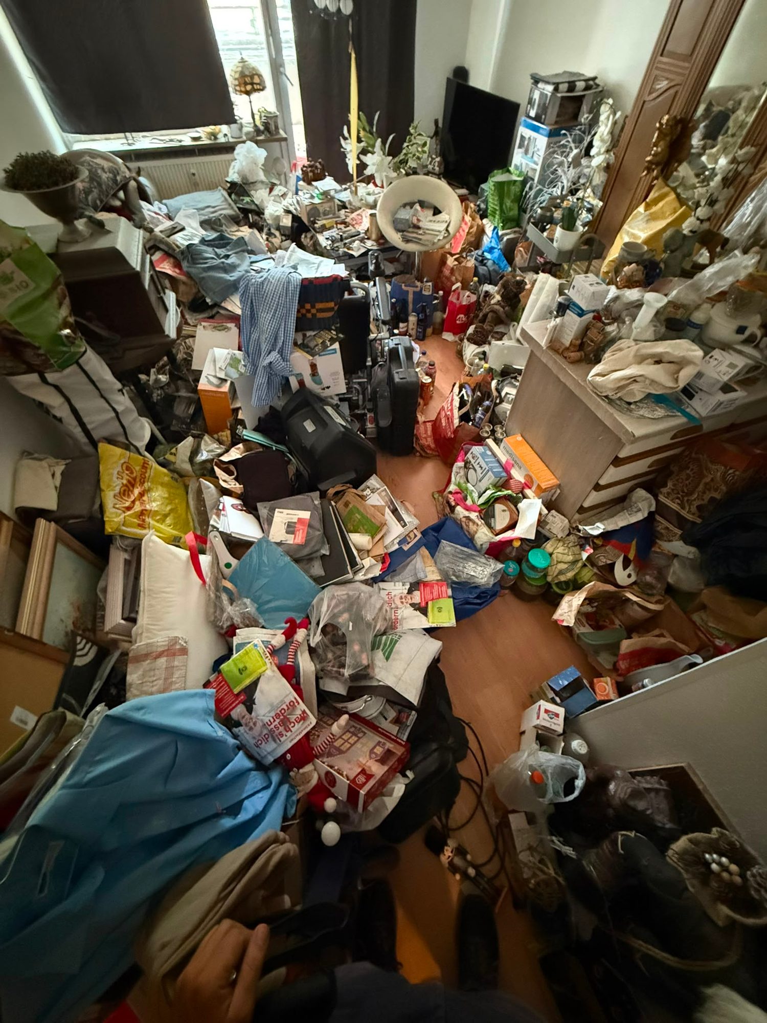 Messie-Wohnung in Düsseldorf vor der Entrümpelung (Bild 1)
