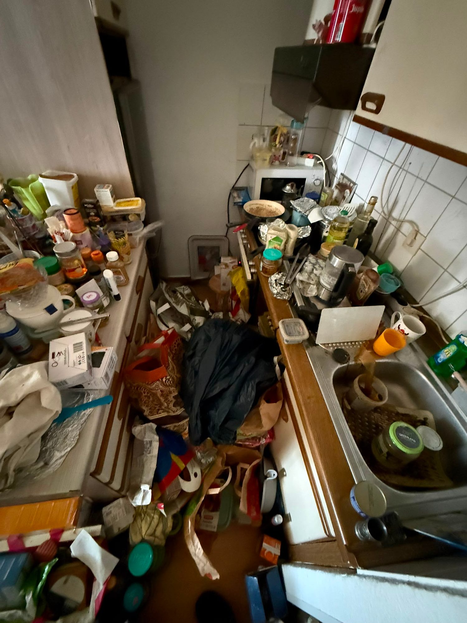 Messie-Wohnung in Düsseldorf vor der Entrümpelung (Bild 2)
