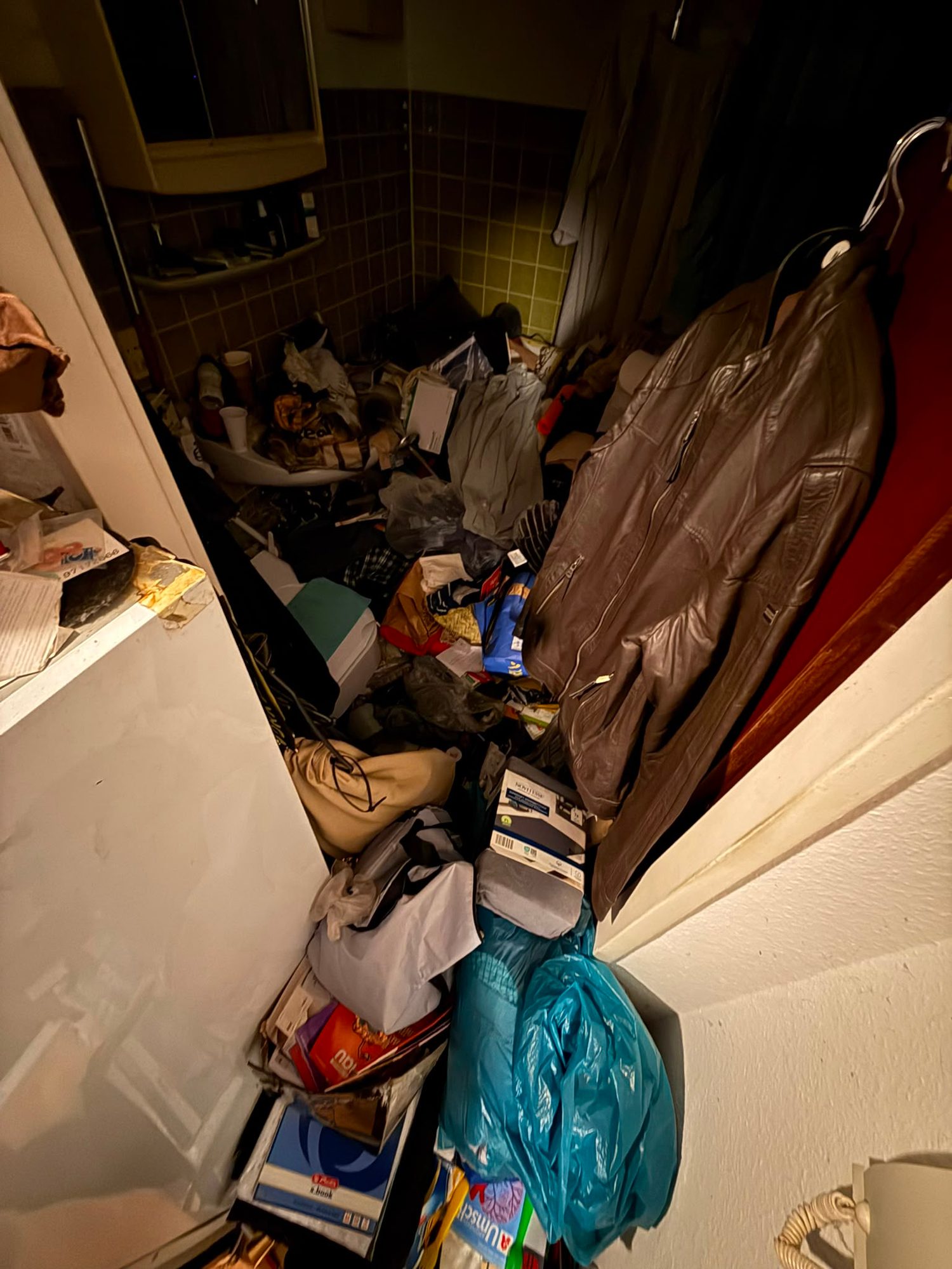 Messie-Wohnung in Düsseldorf vor der Entrümpelung (Bild 4)
