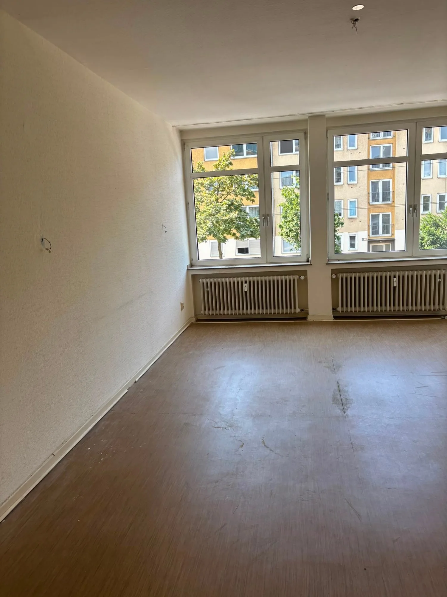 Dasselbe Wohnzimmer in Düsseldorf-Wersten nach der Entrümpelung, leer und besenrein