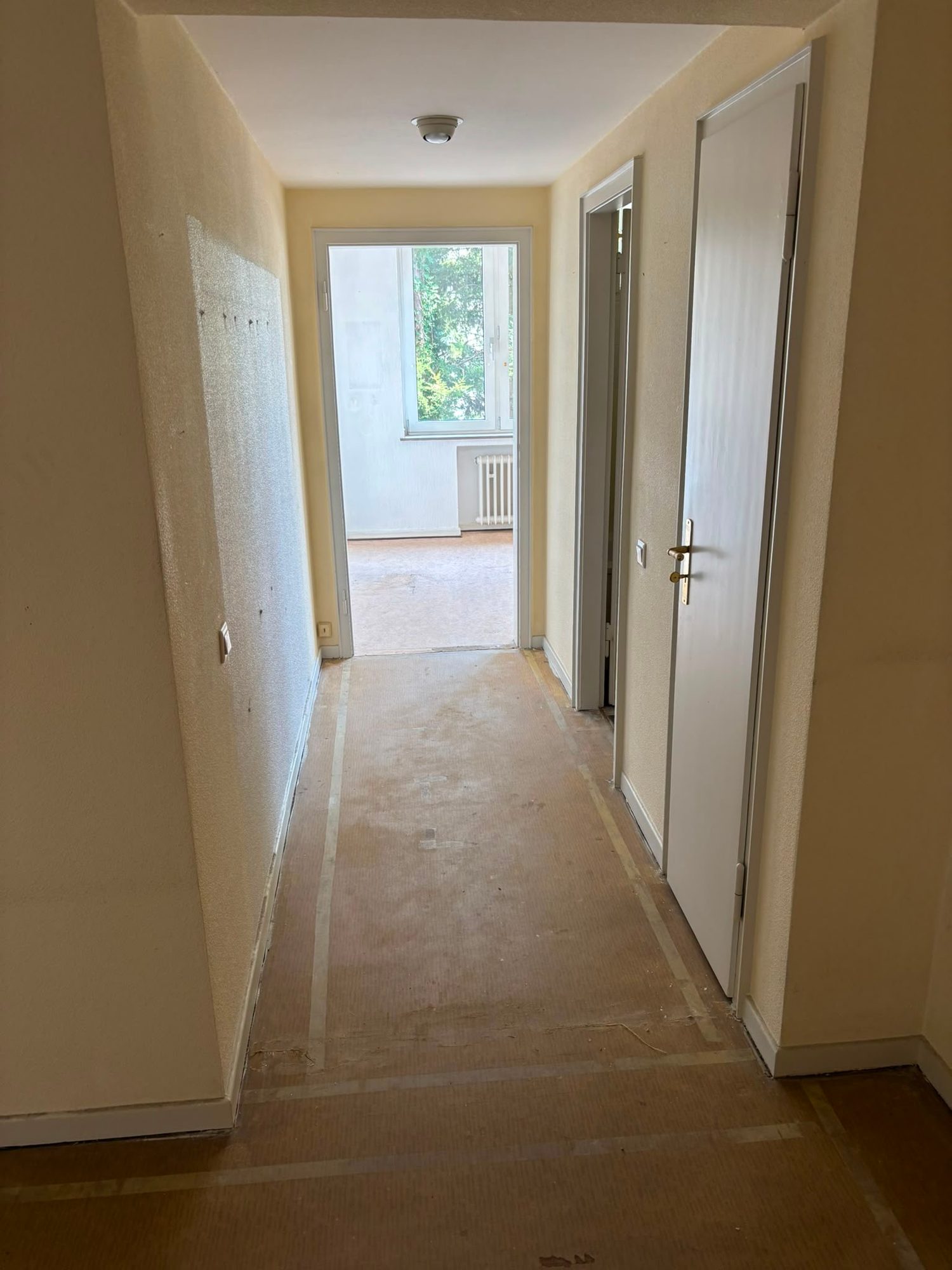 Wohnung in Düsseldorf-Wersten nach der Entrümpelung, besenrein übergeben (Bild 2)