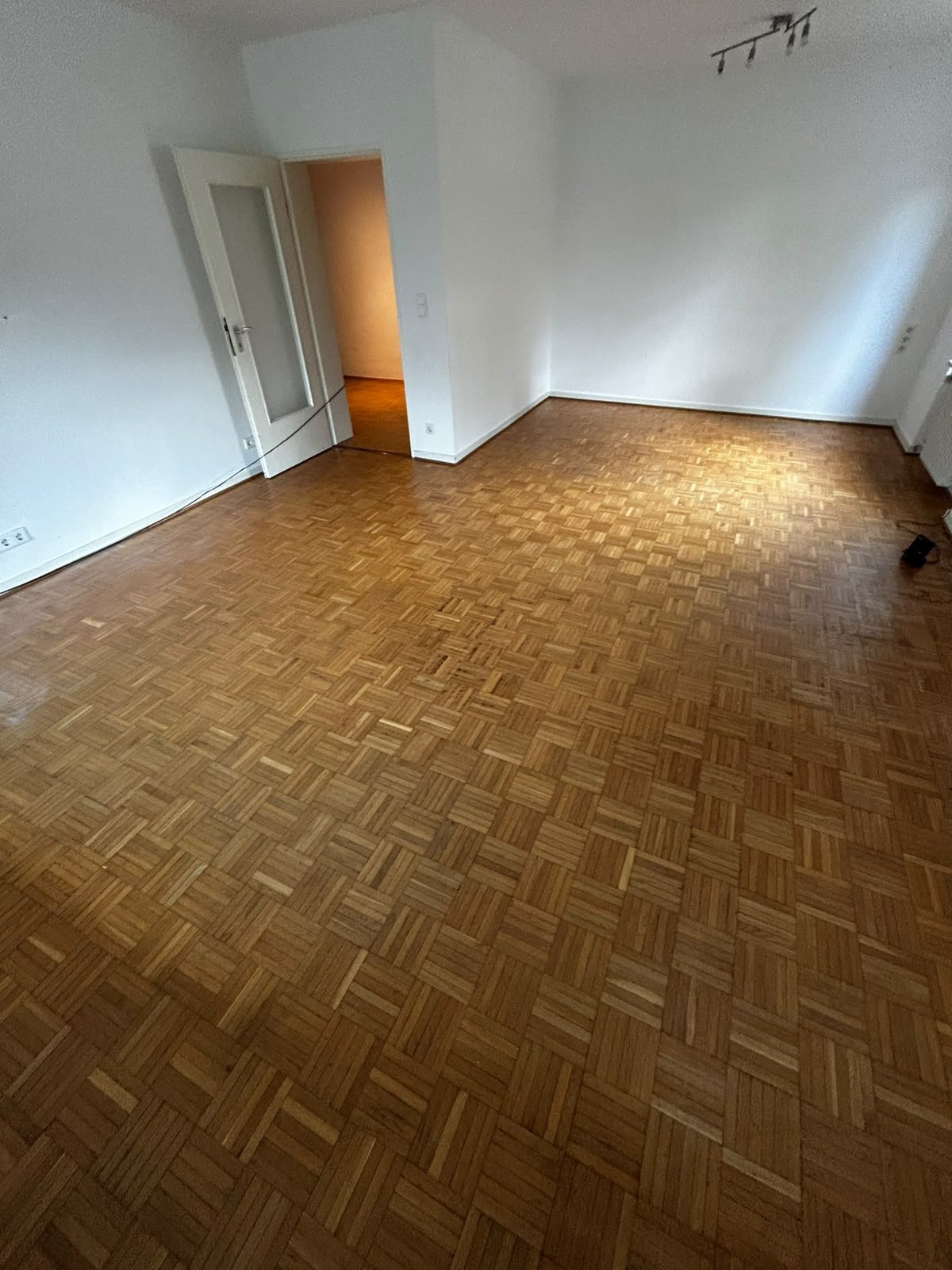 In Düsseldorf-Niederkassel nach der Entrümpelung, besenrein übergeben (Bild 1)