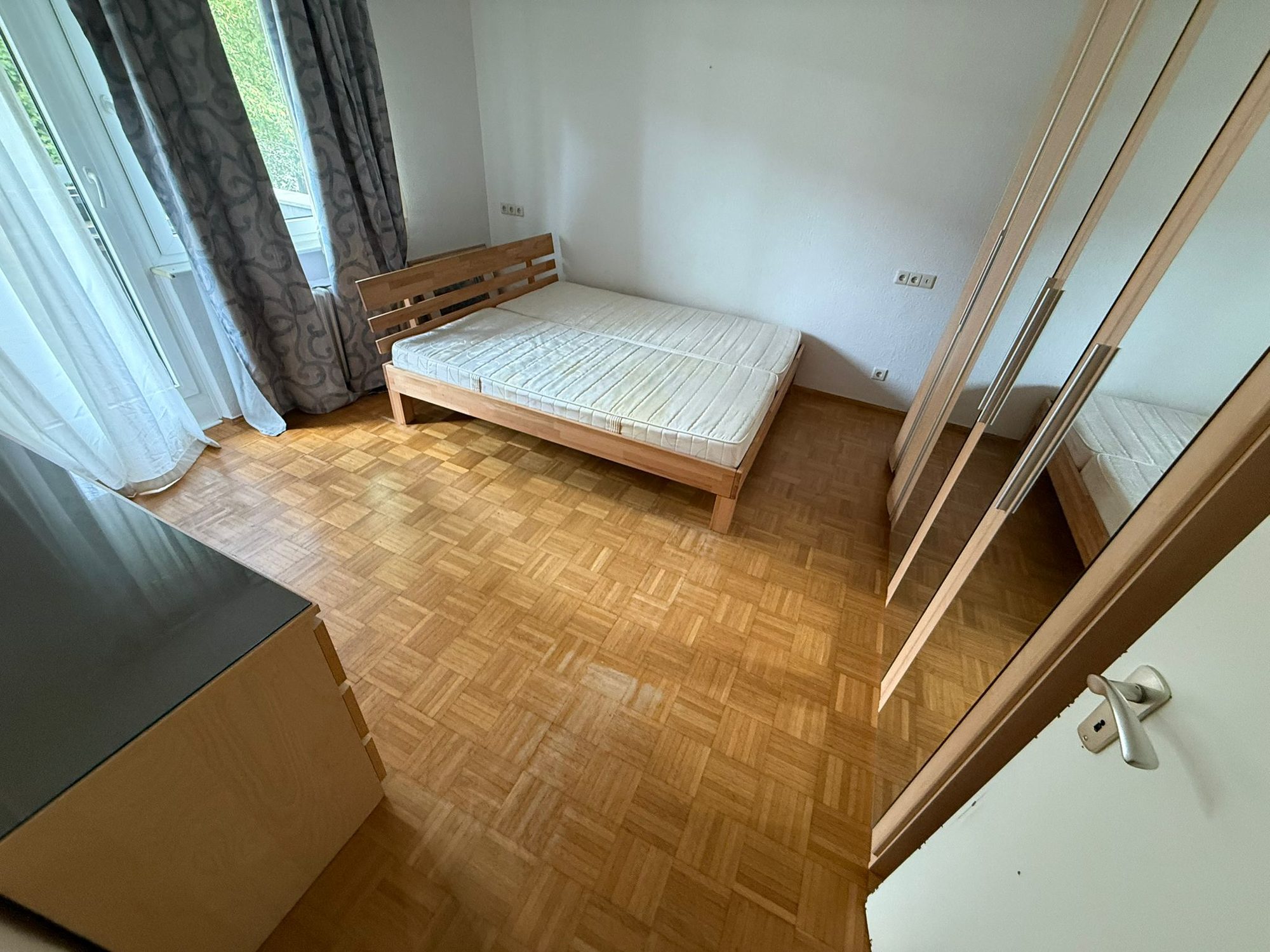 In Düsseldorf-Niederkassel vor der Entrümpelung (Bild 5)
