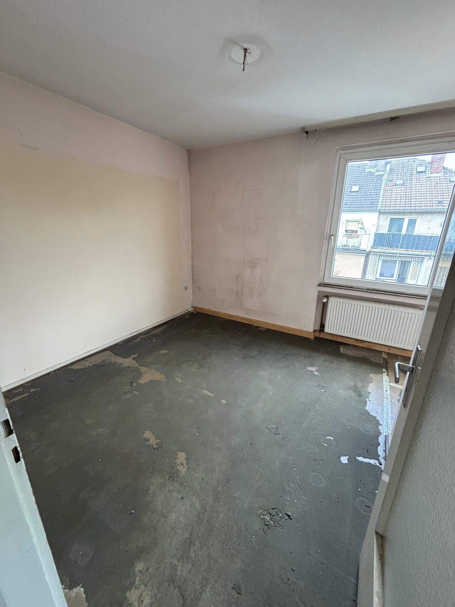 Wohnung in Düsseldorf-Pempelfort nach der Entrümpelung, besenrein übergeben (Bild 1)