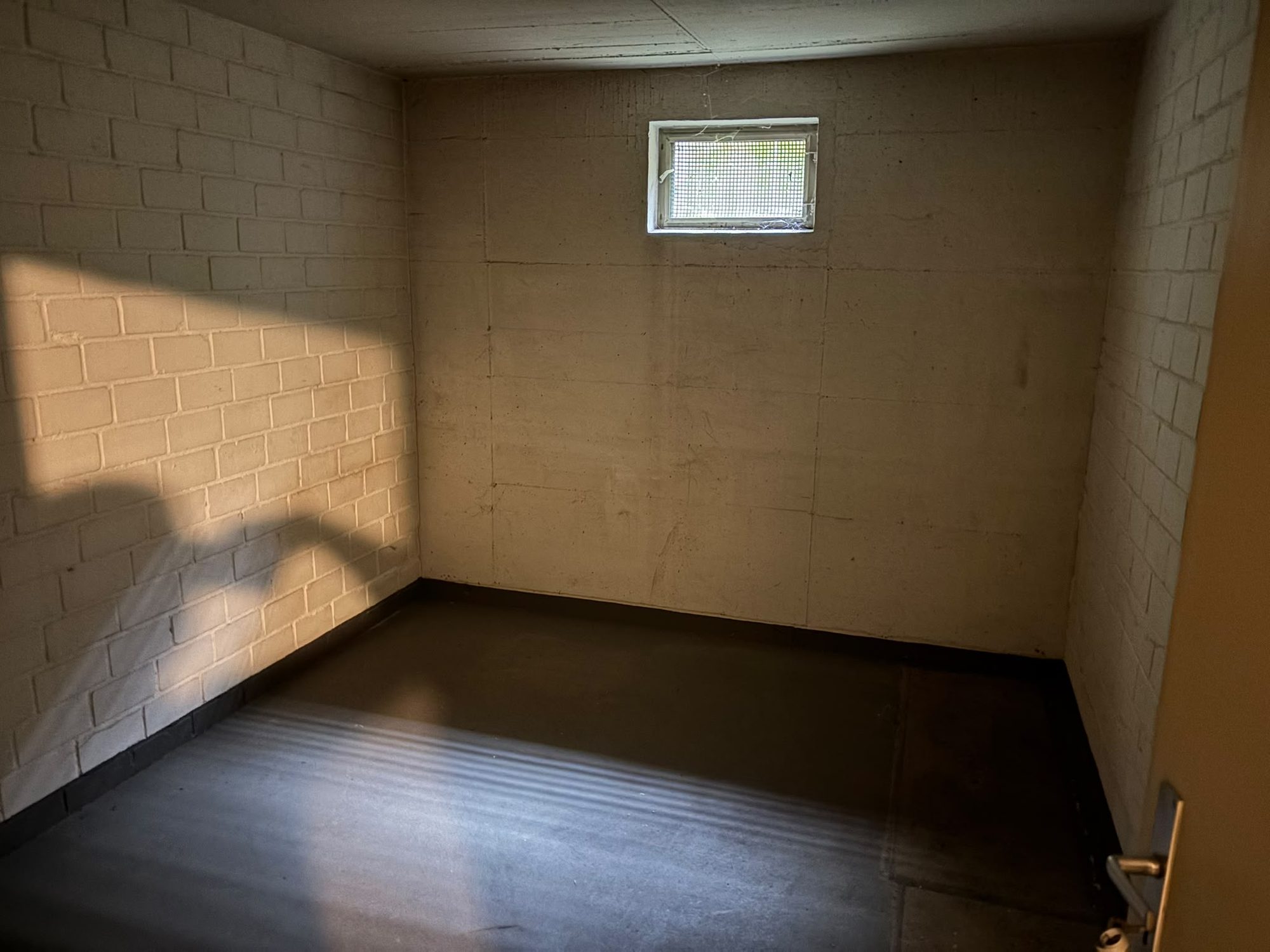 Wohnung in Duisburg nach der Entrümpelung, besenrein übergeben (Bild 12)