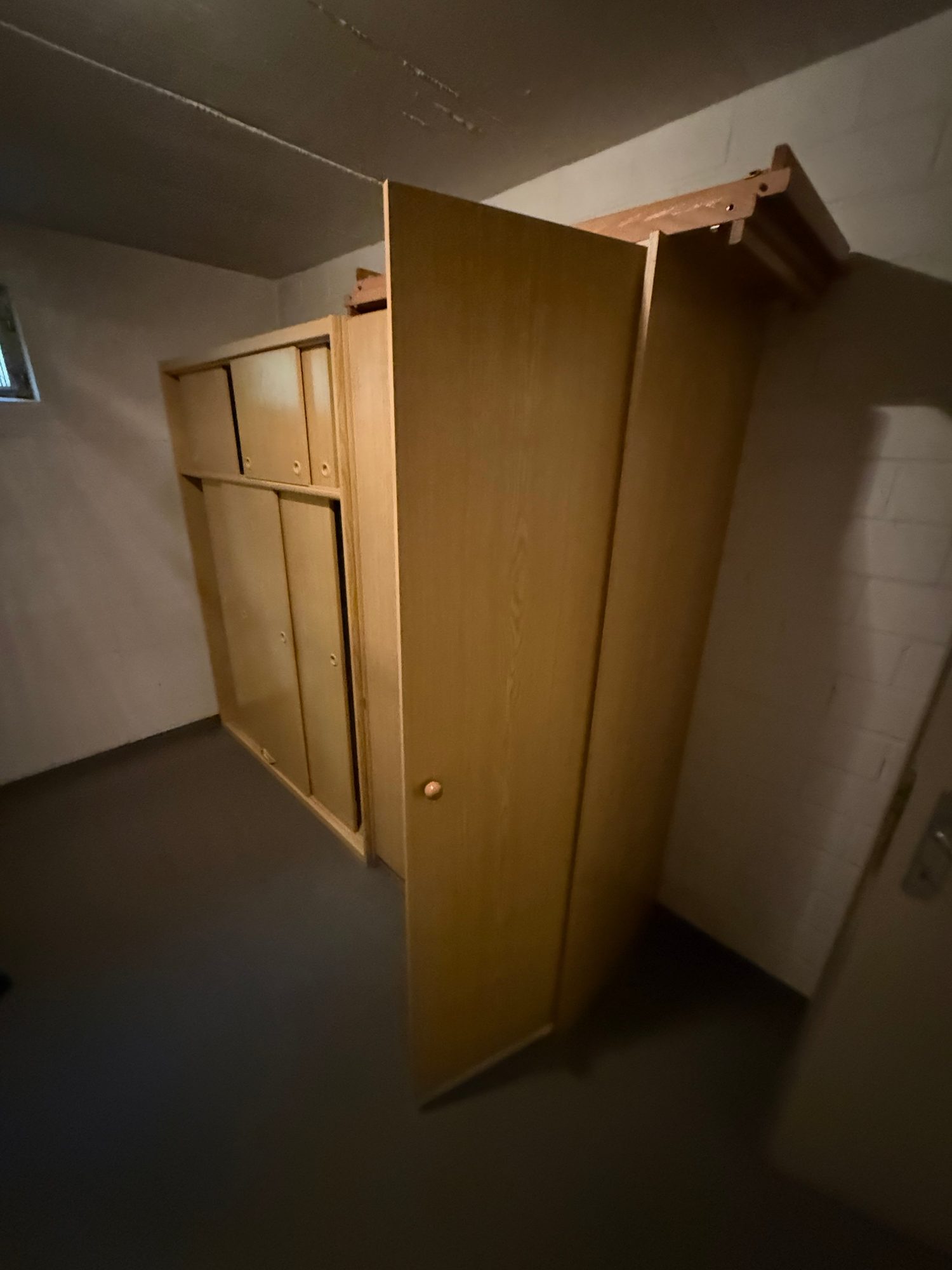 Wohnung in Duisburg vor der Entrümpelung (Bild 1)