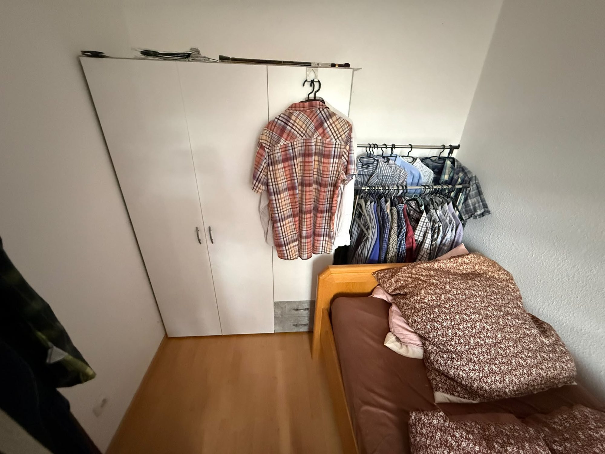 Wohnung in Neuss-Reuschenberg vor der Entrümpelung (Bild 1)